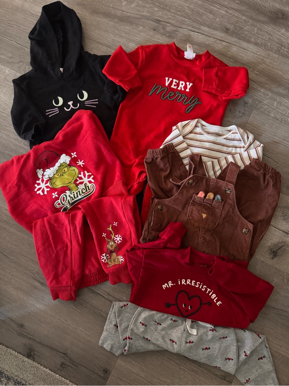 LOT of 5: Holiday Onesies & 2-piece sets. Carter’s + Cat & Jack Size 12-18 mo